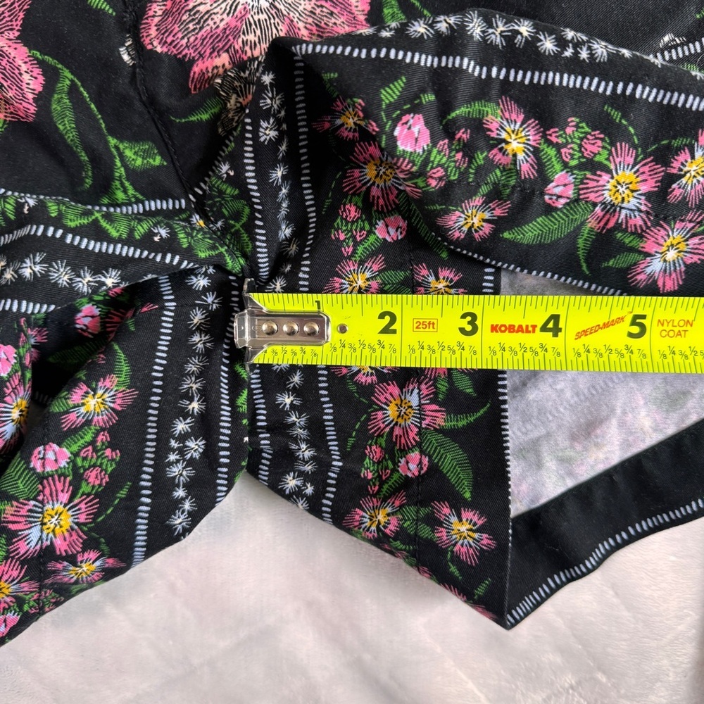 Old Navy Floral Black Women's Everyday Shorts - Size 2 - Picture 5 of 14